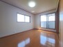 スタイリッシュなデザインと快適な居住性を兼ね備えた洋室。広々とした空間は、自分らしいインテリアを楽しむことができるほか、リラックスした時間を過ごすことができそうです。

