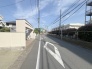 安心して暮らすことのできる住宅街。　住宅地の道路は一般に交通量が少なく車などの騒音が少ないため、住民にとって静かな生活環境が提供されます。
