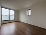 洋室はモダンなデザインと機能性を備え、快適な生活空間に。明るい窓から差し込む自然光が広々とした空間をさらに明るく開放的に感じさせます。


