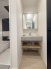 三面鏡に洗面台。
コンセントに照明機能、多機能性を備えた設備です。

