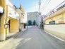 安心して暮らすことのできる住宅街。　住宅地の道路は一般に交通量が少なく車などの騒音が少ないため、住民にとって静かな生活環境が提供されます。
