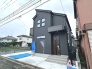 周辺の街並みの中で適度な主張、生活に溶け込むシンプルなデザインの外観が魅力の一戸建です。
