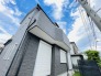 周辺の街並みの中で適度な主張、生活に溶け込むシンプルなデザインの外観が魅力の一戸建です。
