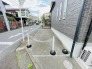 安心して暮らすことのできる住宅街。　住宅地の道路は一般に交通量が少なく車などの騒音が少ないため、住民にとって静かな生活環境が提供されます。
