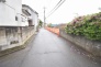 安心して暮らすことのできる住宅街。　住宅地の道路は一般に交通量が少なく車などの騒音が少ないため、住民にとって静かな生活環境が提供されます。
