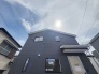 3号棟 落ち着いた色合いの外壁が青空に映え、心地よい日常を予感させる佇まい。

