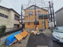 周辺の街並みの中で適度な主張、生活に溶け込むシンプルなデザインの外観が魅力の一戸建です。
