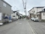 1号棟 安心して暮らすことのできる住宅街。　住宅地の道路は一般に交通量が少なく車などの騒音が少ないため、住民にとって静かな生活環境が提供されます。
