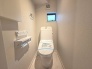 階段下を有効活用したトイレスペース。
便座はもちろんウォシュレット。

