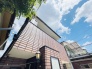 周辺の街並みの中で適度な主張、生活に溶け込むシンプルなデザインの外観が魅力の一戸建です。
