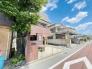 安心して暮らすことのできる住宅街。　住宅地の道路は一般に交通量が少なく車などの騒音が少ないため、住民にとって静かな生活環境が提供されます。
