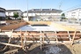 周辺の街並みの中で適度な主張、生活に溶け込むシンプルなデザインの外観が魅力の一戸建です。
