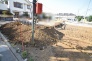 周辺の街並みの中で適度な主張、生活に溶け込むシンプルなデザインの外観が魅力の一戸建です。

