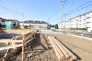 現在建物を建築中です、建築中の物件については現地確認の他、同施工会社の完成施工例のご案内、担当者のプレゼンテーションにてご検討ください。適切なご検討の方法をご説明させて頂きます。
