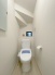 階段下を有効活用したトイレスペース。
便座はもちろんウォシュレット。

