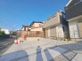 周辺の街並みの中で適度な主張、生活に溶け込むシンプルなデザインの外観が魅力の一戸建です。
