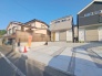 周辺の街並みの中で適度な主張、生活に溶け込むシンプルなデザインの外観が魅力の一戸建です。
