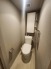 階段下を有効活用したトイレスペース。
便座はもちろんウォシュレット。

