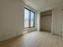 洋室はモダンなデザインと機能性を備え、快適な生活空間に。明るい窓から差し込む自然光が広々とした空間をさらに明るく開放的に感じさせます。

