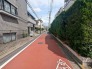 周辺の街並みの中で適度な主張、生活に溶け込むシンプルなデザインの外観が魅力の一戸建です。
