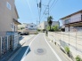 安心して暮らすことのできる住宅街。　住宅地の道路は一般に交通量が少なく車などの騒音が少ないため、住民にとって静かな生活環境が提供されます。
