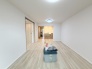 家族の集まるリビングは気持ちの良い自然光が差し込む団欒空間。室内のご見学予約も随時、受付中ですのでお気軽にお問合せください。
