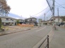 1号棟 安心して暮らすことのできる住宅街。　住宅地の道路は一般に交通量が少なく車などの騒音が少ないため、住民にとって静かな生活環境が提供されます。
