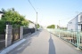 安心して暮らすことのできる住宅街。　住宅地の道路は一般に交通量が少なく車などの騒音が少ないため、住民にとって静かな生活環境が提供されます。
