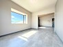 洋室はモダンなデザインと機能性を備え、快適な生活空間に。明るい窓から差し込む自然光が広々とした空間をさらに明るく開放的に感じさせます。

