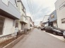 安心して暮らすことのできる住宅街。　住宅地の道路は一般に交通量が少なく車などの騒音が少ないため、住民にとって静かな生活環境が提供されます。
