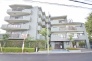 周辺の街並みの中で適度な主張、生活に溶け込むシンプルなデザインの外観が魅力の建物です。
