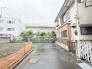周辺は住宅が建ち並ぶ閑静な住宅街です。
