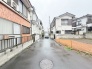 安心して暮らすことのできる住宅街。　住宅地の道路は一般に交通量が少なく車などの騒音が少ないため、住民にとって静かな生活環境が提供されます。
