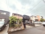 周辺の街並みの中で適度な主張、生活に溶け込むシンプルなデザインの外観が魅力の一戸建です。
