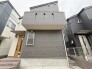 周辺の街並みの中で適度な主張、生活に溶け込むシンプルなデザインの外観が魅力の一戸建です。
