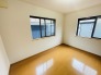 洋室はモダンなデザインと機能性を備え、快適な生活空間に。明るい窓から差し込む自然光が広々とした空間をさらに明るく開放的に感じさせます。

