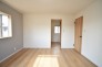 スタイリッシュなデザインと快適な居住性を兼ね備えた洋室。広々とした空間は、自分らしいインテリアを楽しむことができるほか、リラックスした時間を過ごすことができそうです。
