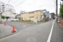 安心して暮らすことのできる住宅街。　住宅地の道路は一般に交通量が少なく車などの騒音が少ないため、住民にとって静かな生活環境が提供されます。
