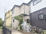 周辺の街並みの中で適度な主張、生活に溶け込むシンプルなデザインの外観が魅力の一戸建です。
