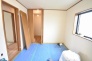 スタイリッシュなデザインと快適な居住性を兼ね備えた洋室。広々とした空間は、自分らしいインテリアを楽しむことができるほか、リラックスした時間を過ごすことができそうです。
