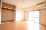 家族の集まるリビングは気持ちの良い自然光が差し込む団欒空間。室内のご見学予約も随時、受付中ですのでお気軽にお問合せください。
