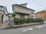 周辺の街並みの中で適度な主張、生活に溶け込むシンプルなデザインの外観が魅力の一戸建です。
