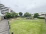 住まいのすぐそばに豊かな緑が広がり、日常に安らぎと季節の移ろいを感じさせてくれる風景です。
