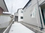周辺の街並みの中で適度な主張、生活に溶け込むシンプルなデザインの外観が魅力の一戸建です。
