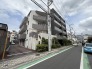 洗練されたフォルムが街並みに静かに溶け込み、豊かな植栽が日々を穏やかに彩る、落ち着きと気品を備えた佇まいです
