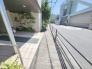 周辺は住宅が建ち並ぶ閑静な住宅街です。
