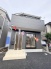 周辺の街並みの中で適度な主張、生活に溶け込むシンプルなデザインの外観が魅力の一戸建です。
