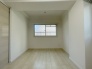 スタイリッシュなデザインと快適な居住性を兼ね備えた洋室。広々とした空間は、自分らしいインテリアを楽しむことができるほか、リラックスした時間を過ごすことができそうです。
