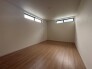 洋室はモダンなデザインと機能性を備え、快適な生活空間に。明るい窓から差し込む自然光が広々とした空間をさらに明るく開放的に感じさせます。

