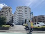 周辺の街並みの中で適度な主張、生活に溶け込むシンプルなデザインの外観が魅力の建物です。
